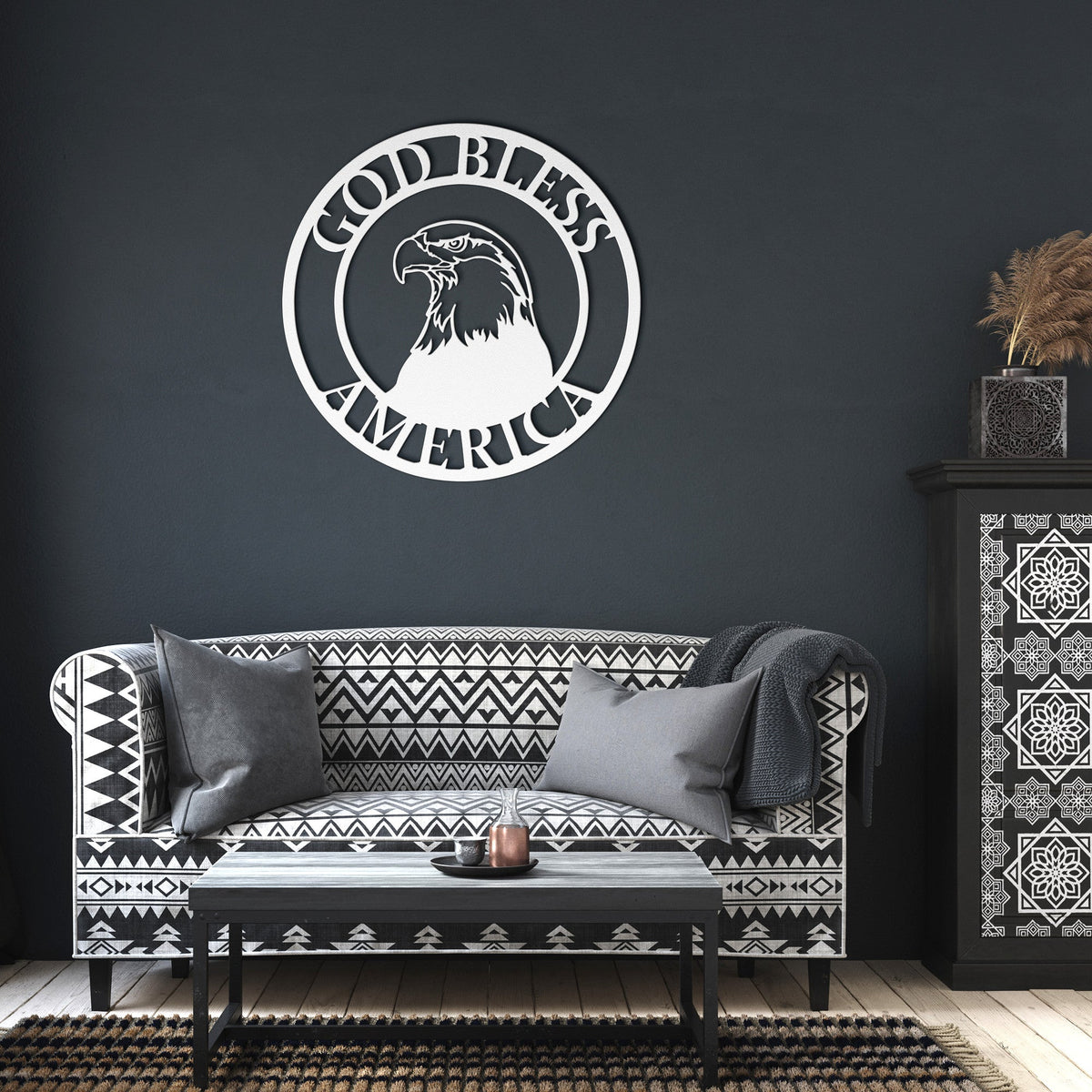 Dio benedica l'America, Insegna in metallo Aquila