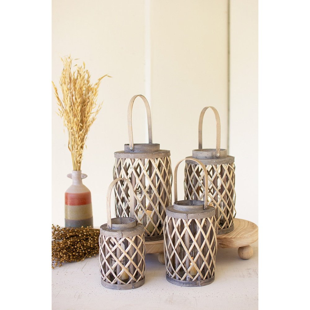 Set di 4 lanterne cilindriche in vimini grigio con inserti in vetro