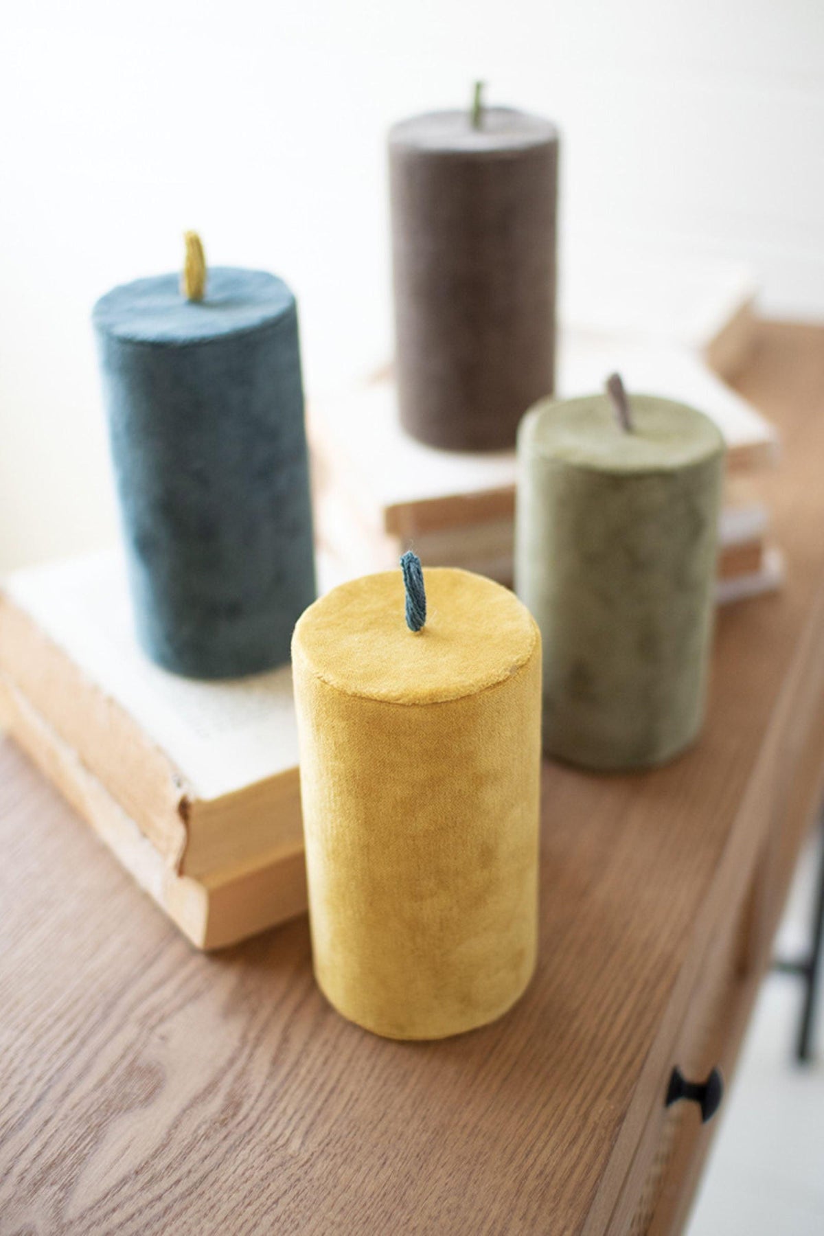 Set di quattro candele in finto velluto - un pezzo per colore