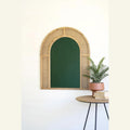 Specchio da parete piccolo con cornice ad arco in rattan intrecciato