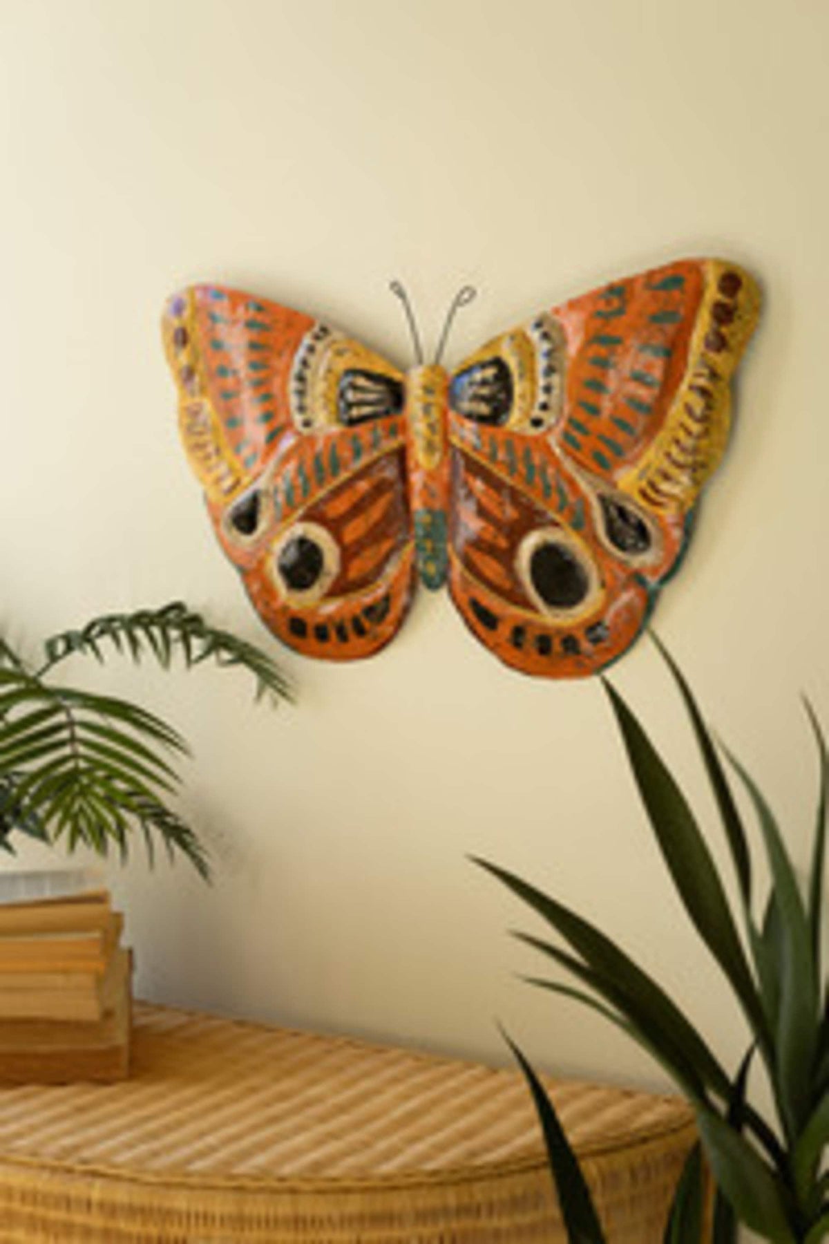Decorazione murale a forma di farfalla in metallo dipinta a mano