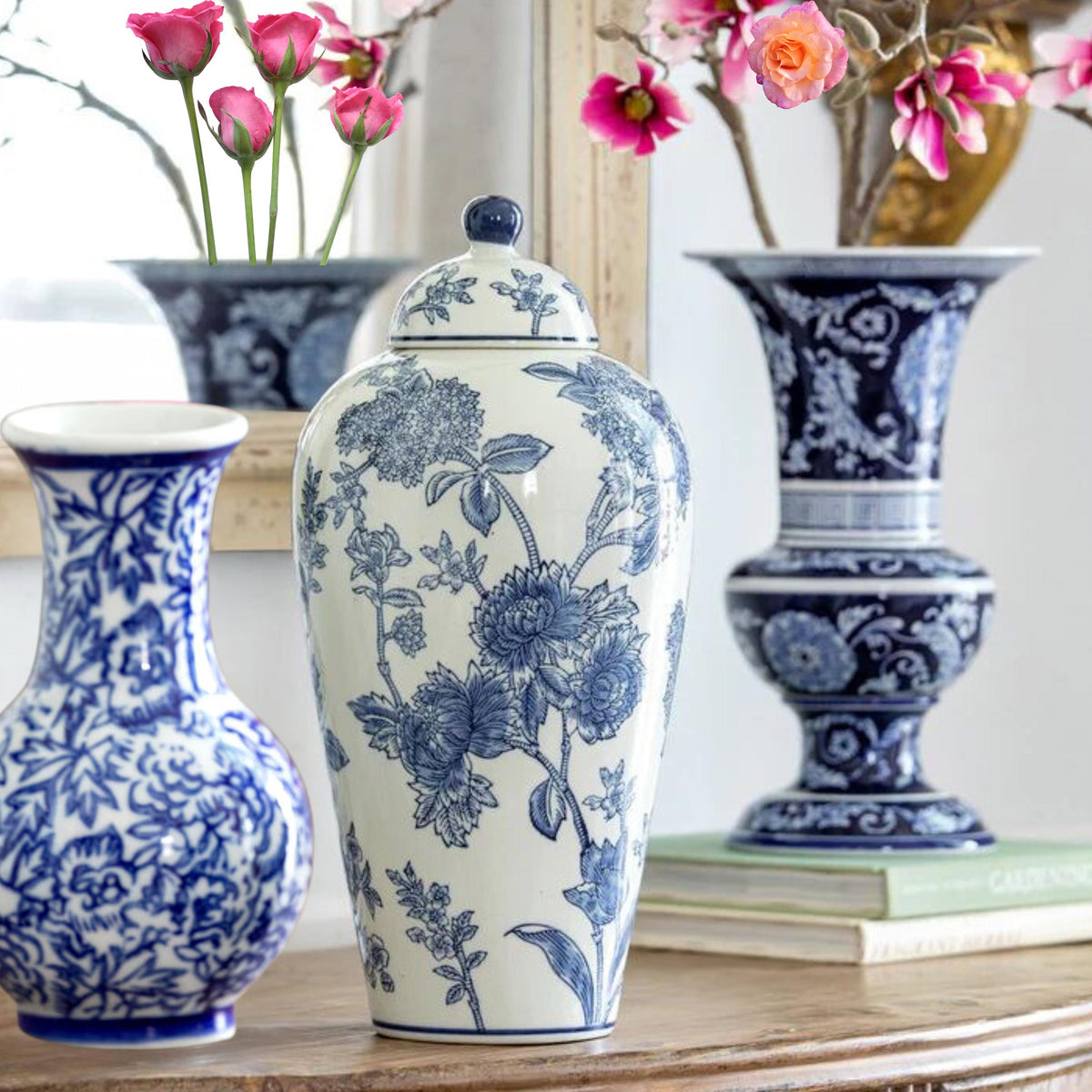 Splendido oggetto in porcellana dipinto a mano in stile Chinoiserie