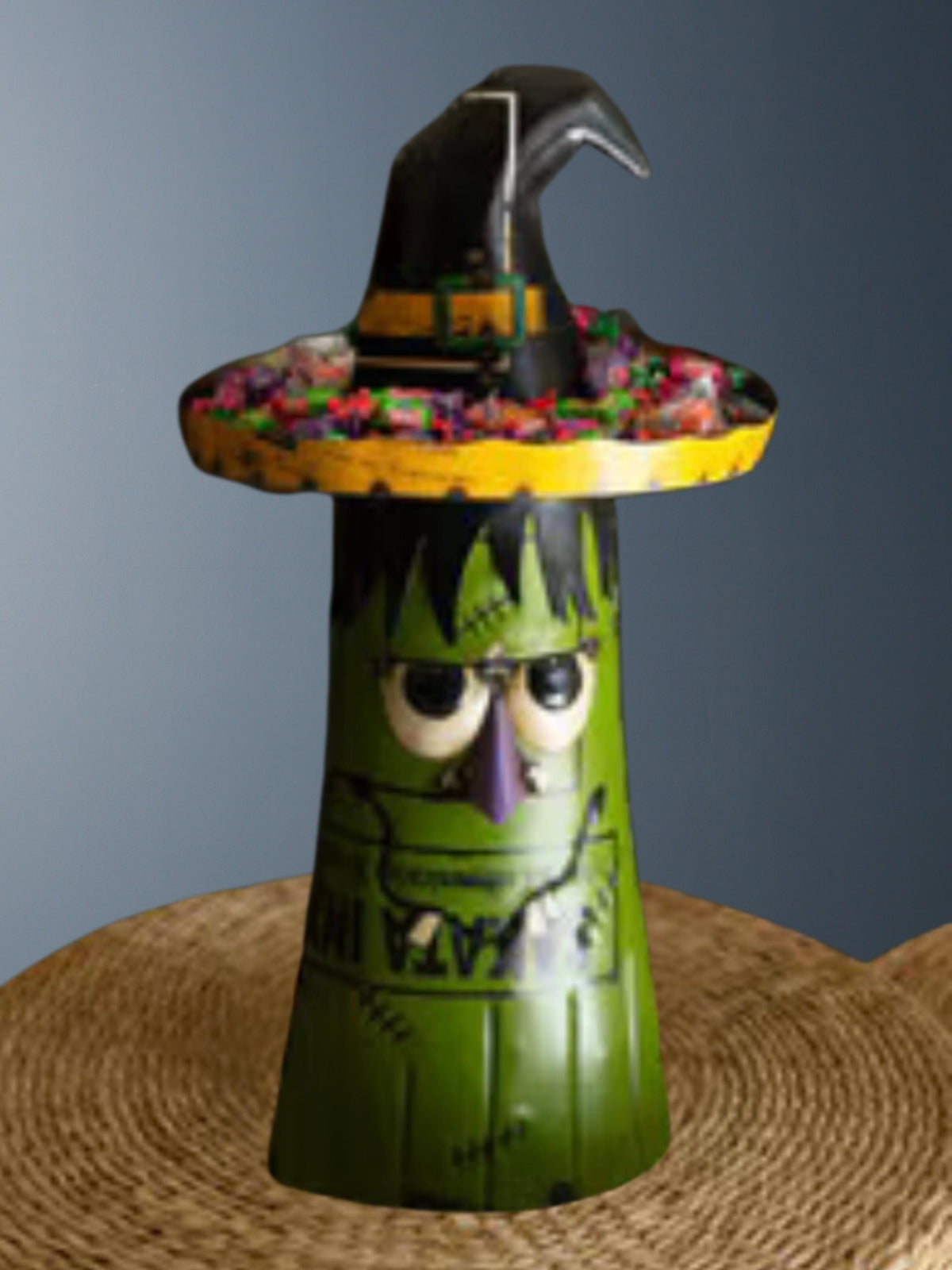 Fantasma Verde di Metallo Riciclato con Cappello a Ciotola di Caramelle