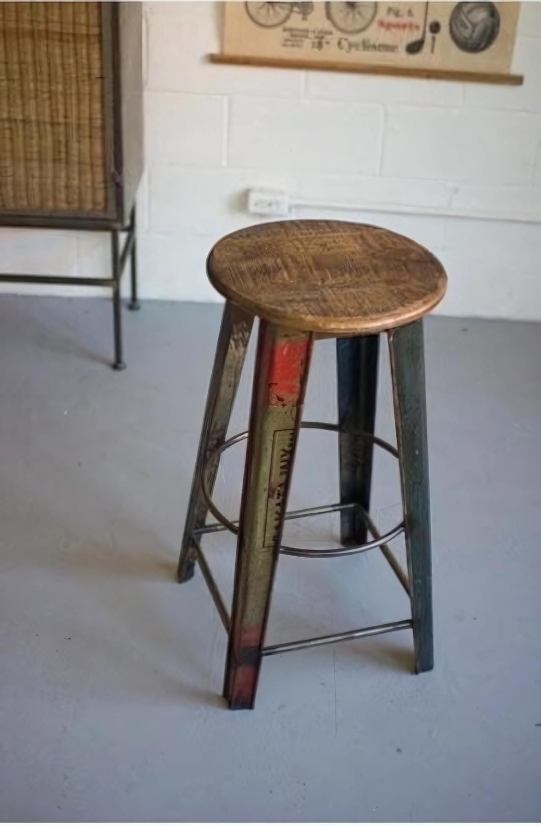 Sgabello da bar rustico fatto a mano con base in metallo e piano in legno - Riciclato